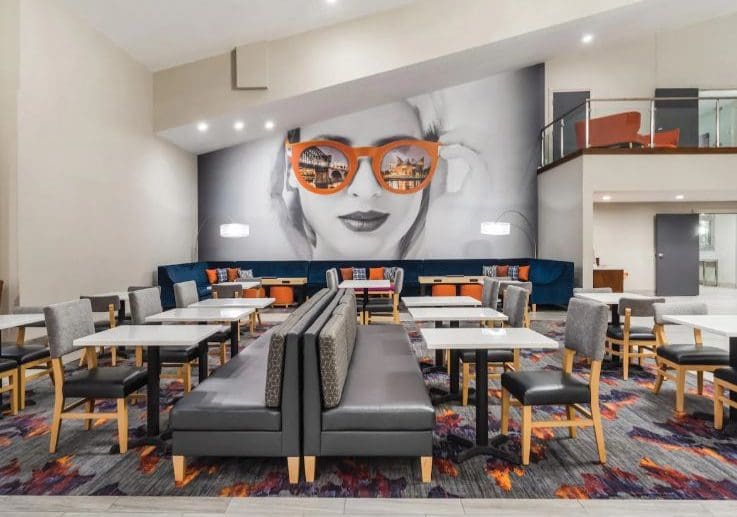 La Quinta Inn & Suites - Hamilton Place Renovation